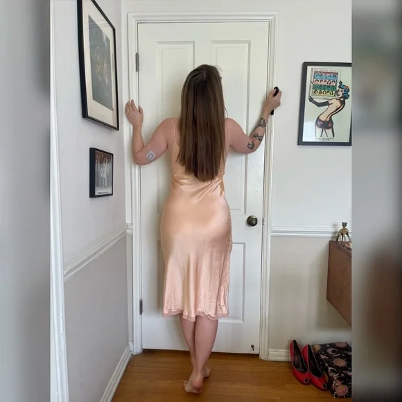 40s Vintage Peach Satin Slip - Picture 3 of 9